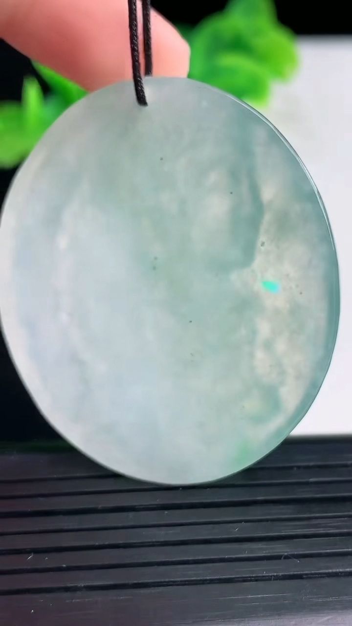 天然A货翡翠一念之间吊坠尺寸47-40.1-5.8重量:24.71g
4月11日