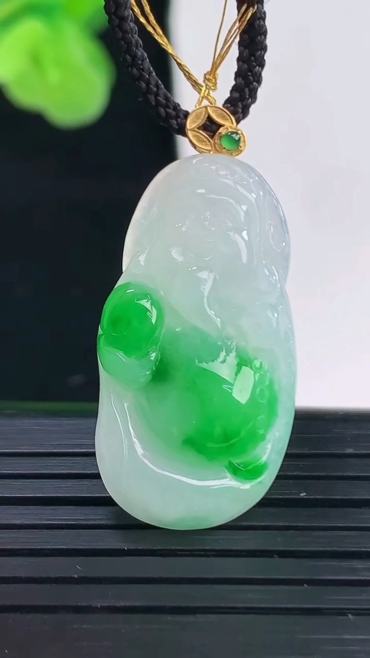 天然A货翡翠财神爷吊坠尺寸33.9-15.7-5.1重量:4.34g
4月11日