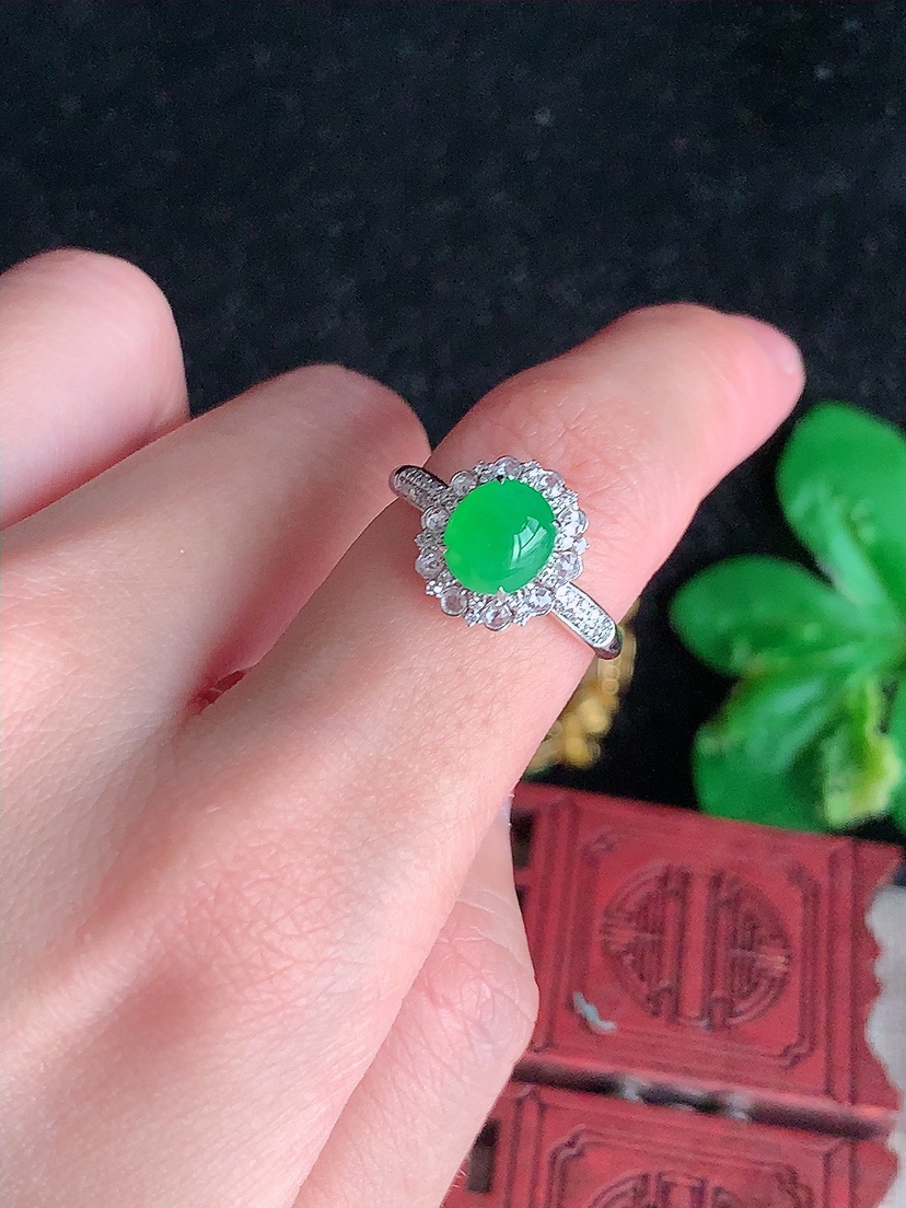 天然A货翡翠18K金伴钻镶嵌阳绿蛋面戒指 圈口17.5裸石
尺寸7.2-6.3mm 重量2.60g 0410