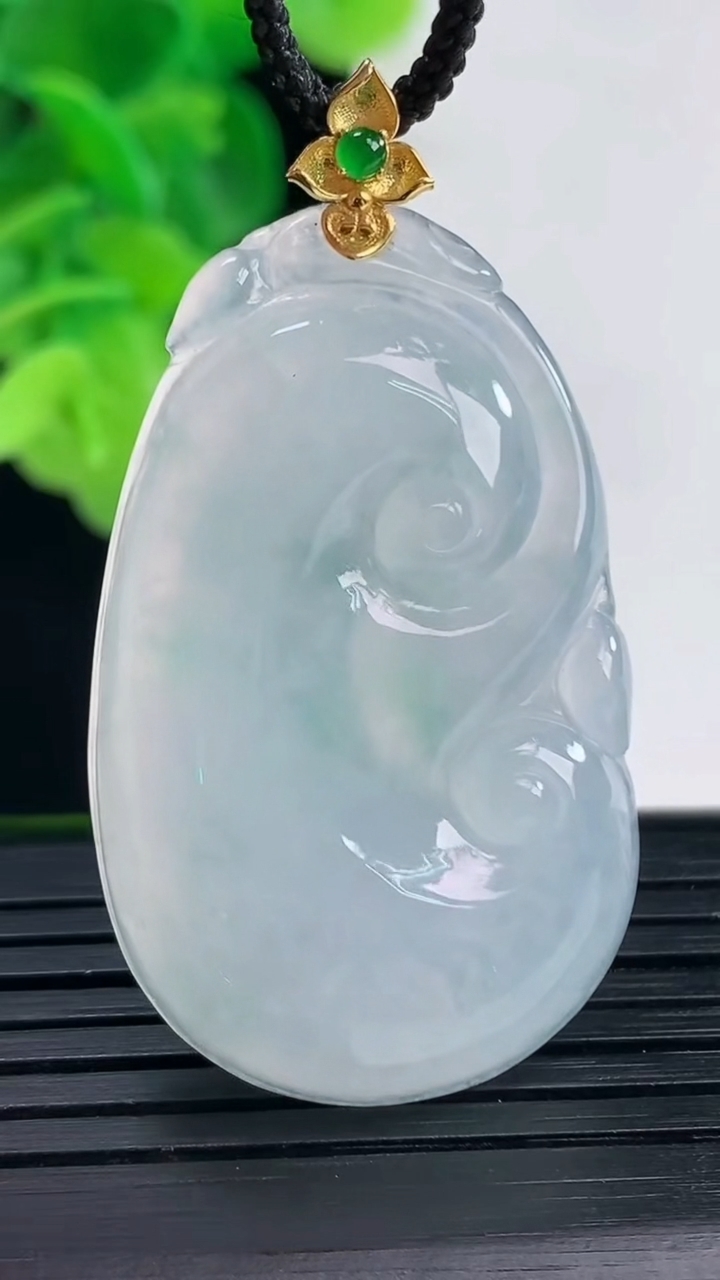 天然A货翡翠18K金飘花如意吊坠尺寸46.2-24.6-5.6重量:11.28g
4月11日