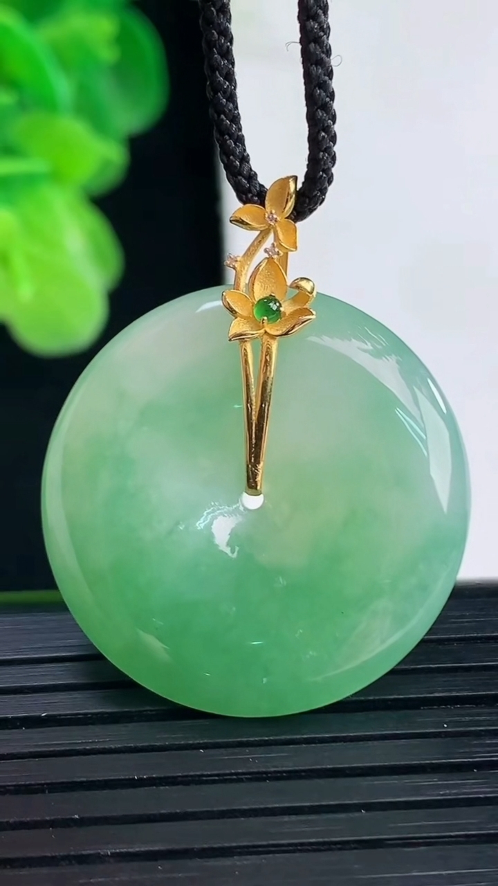 天然A货翡翠平安扣吊坠尺寸27.8-5.4重量:9.34g
4月11日