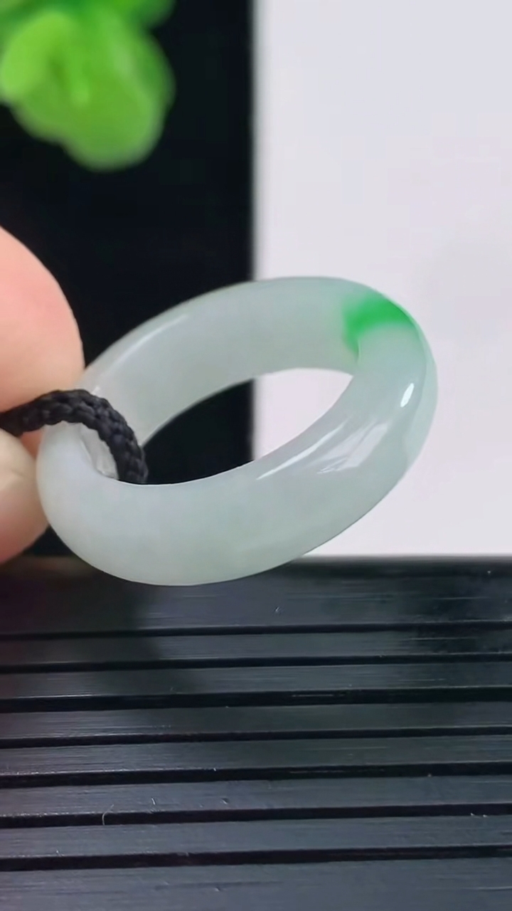 天然A货翡翠指环戒指尺寸17.5-5.8-3.5重量:4.23g2026年4月11日
工厂直销收藏佳品,种好水足，色泽均匀，有种有色，上手高大气！