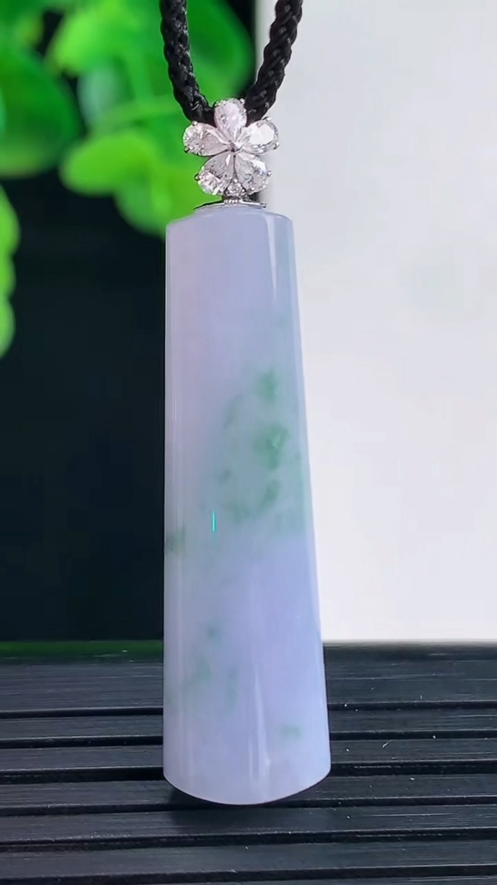 天然A货翡翠18K金紫罗兰飘花无事牌吊坠尺寸41.7-9.7-5.8重量:5.17g
4月11日