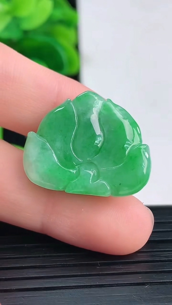 天然A货翡翠和和美美 荷花吊坠尺寸19.8-23.6-8重量:6.28g
4月11日