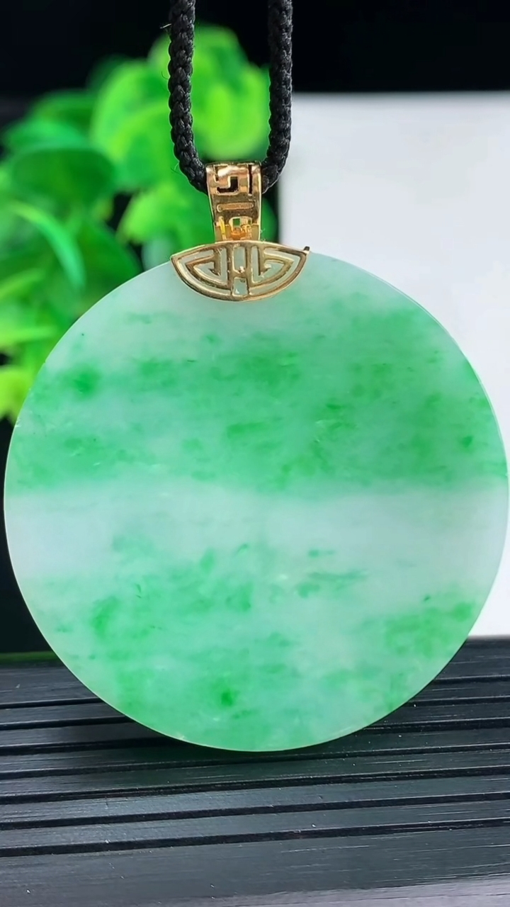 天然A货翡翠无事牌吊坠尺寸41.3-4.8重量:23.81g
4月11日