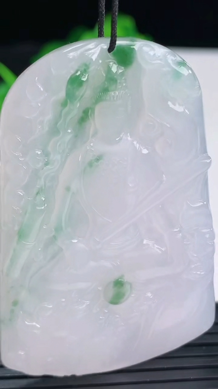 天然A货翡翠飘花文殊菩萨吊坠尺寸57.8-39.8-5.1重量:27.92g
4月11日