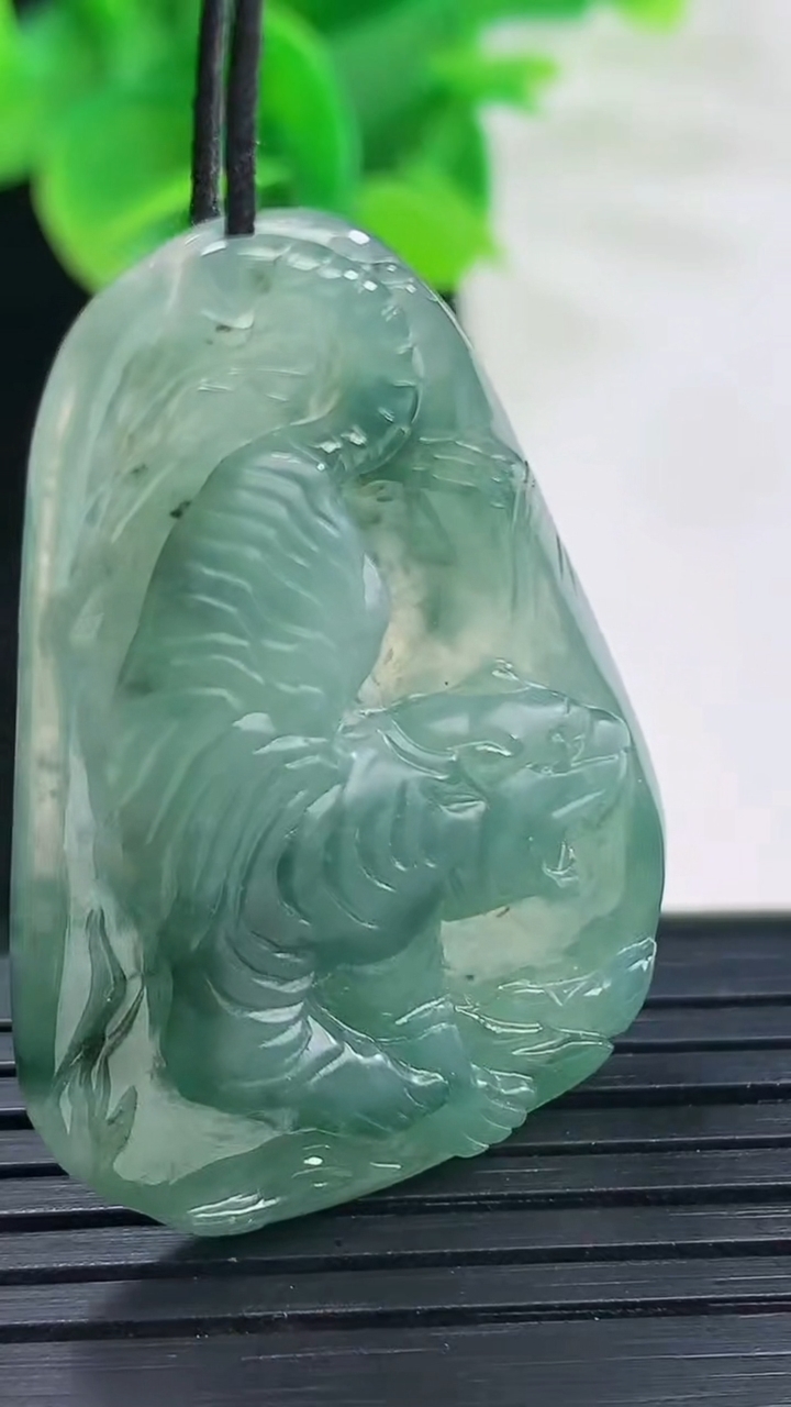 天然A货翡翠飘花生肖虎吊坠尺寸39.9-27-5.4重量:10.31g
4月11日