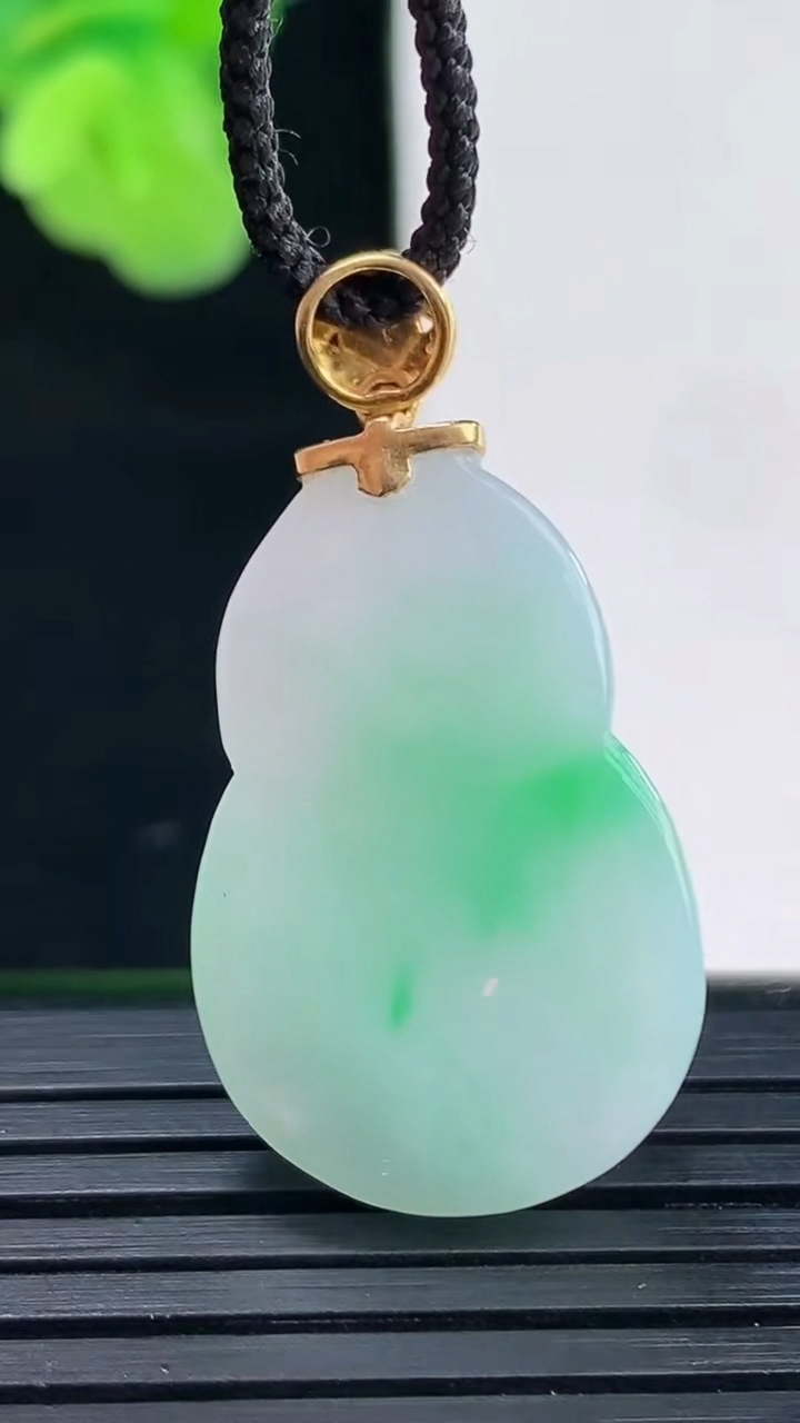 天然A货翡翠葫芦吊坠尺寸27.6-18.2-8.3重量:7.41g
4月11日