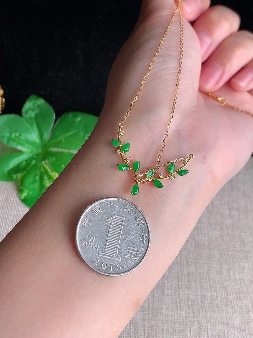 天然A货翡翠18K金镶嵌满绿随形项链 
尺寸4.7-2-1.7mm 重量1.74g 0410