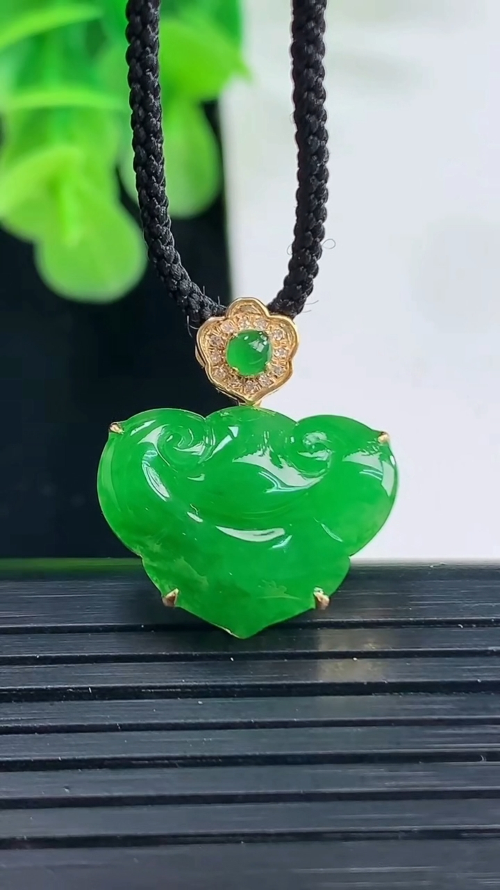 天然A货翡翠如意头吊坠尺寸20.8-18.1-5.7重量:2.30g
4月11日