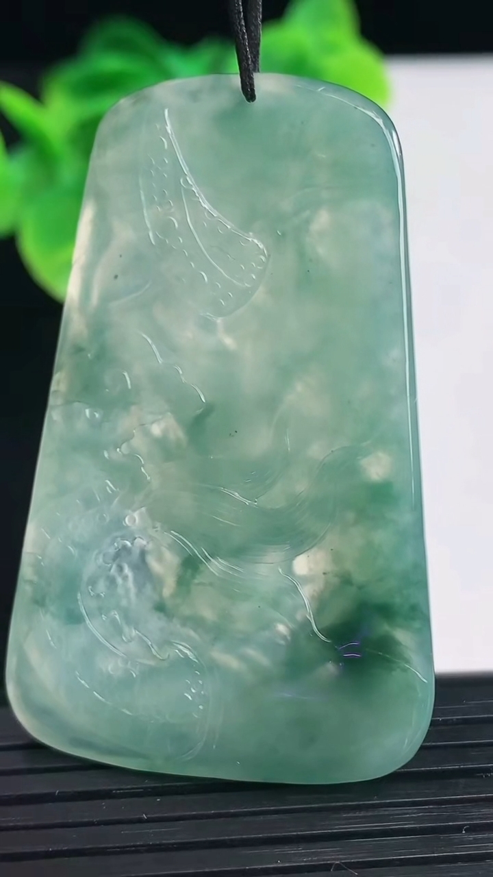 天然A货翡翠飘花龙牌吊坠尺寸54.2-33.3-5.3重量:20.25g
4月11日