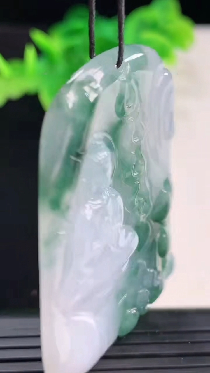 天然A货翡翠飘花阿弥陀佛吊坠尺寸53.6-34.8-5.3重量:21.55g
4月11日