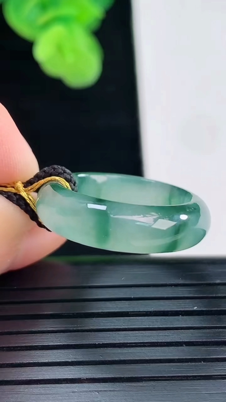 天然A货翡翠飘花指环戒指尺寸17.1-5.9-3.6重量:3.65g2026年4月11日
工厂直销收藏佳品,种好水足，色泽均匀，有种有色，上手高大气！