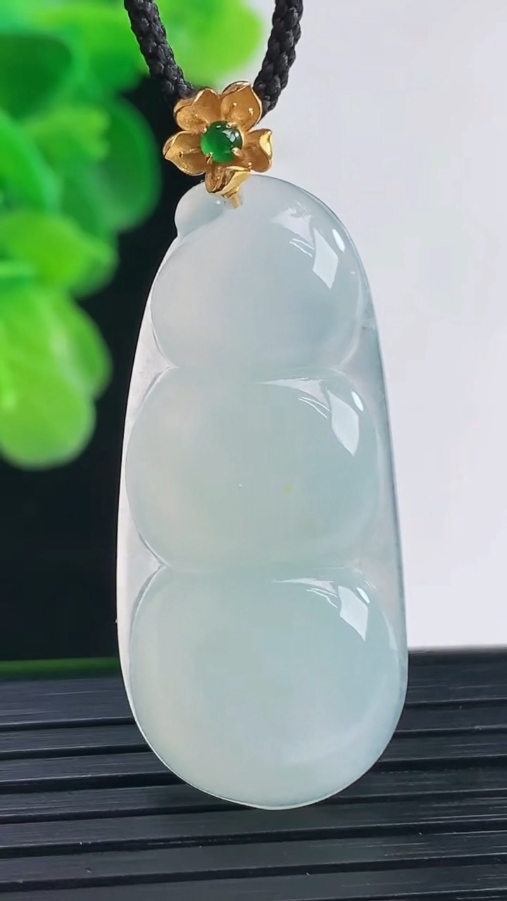 天然A货翡翠福豆吊坠尺寸44-17.8-5.6重量:7.87g
4月11日