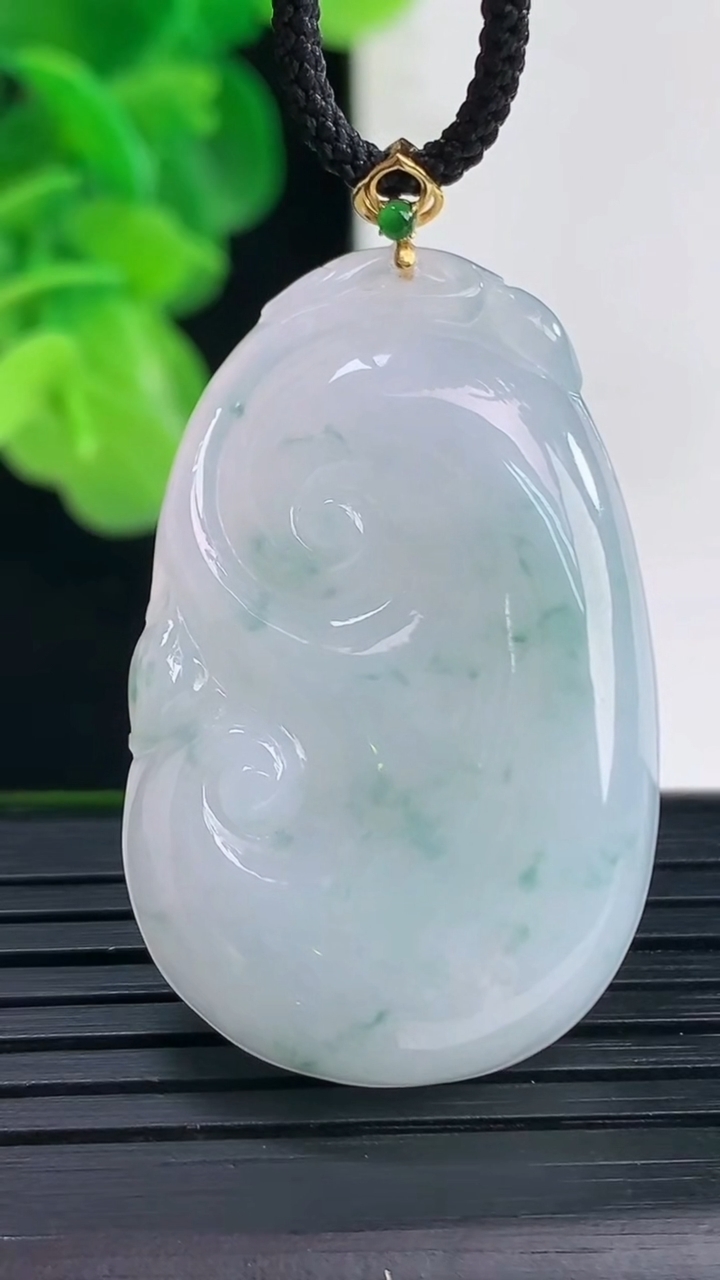 天然A货翡翠18K金飘花如意吊坠尺寸38.4-24.1-5.5重量:10.73g
4月11日