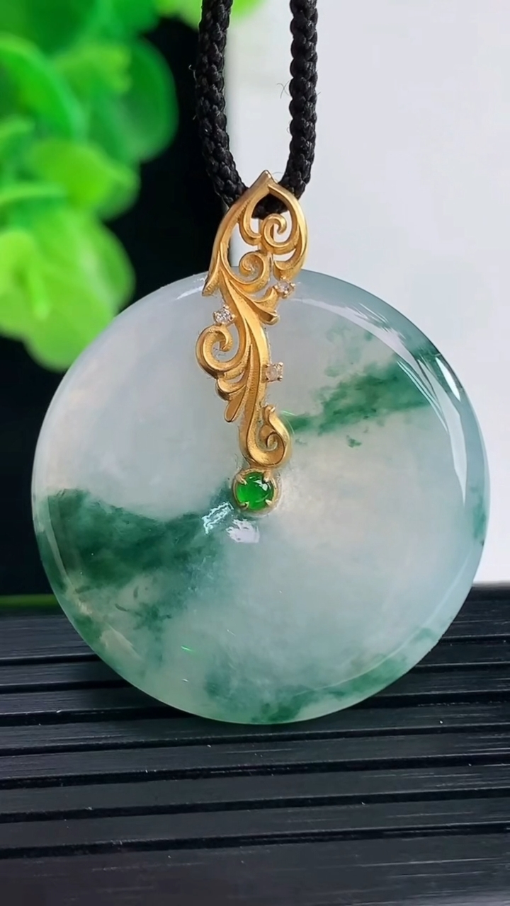 天然A货翡翠18K金飘花平安扣吊坠尺寸30.2-4.6重量:10.05g
4月11日