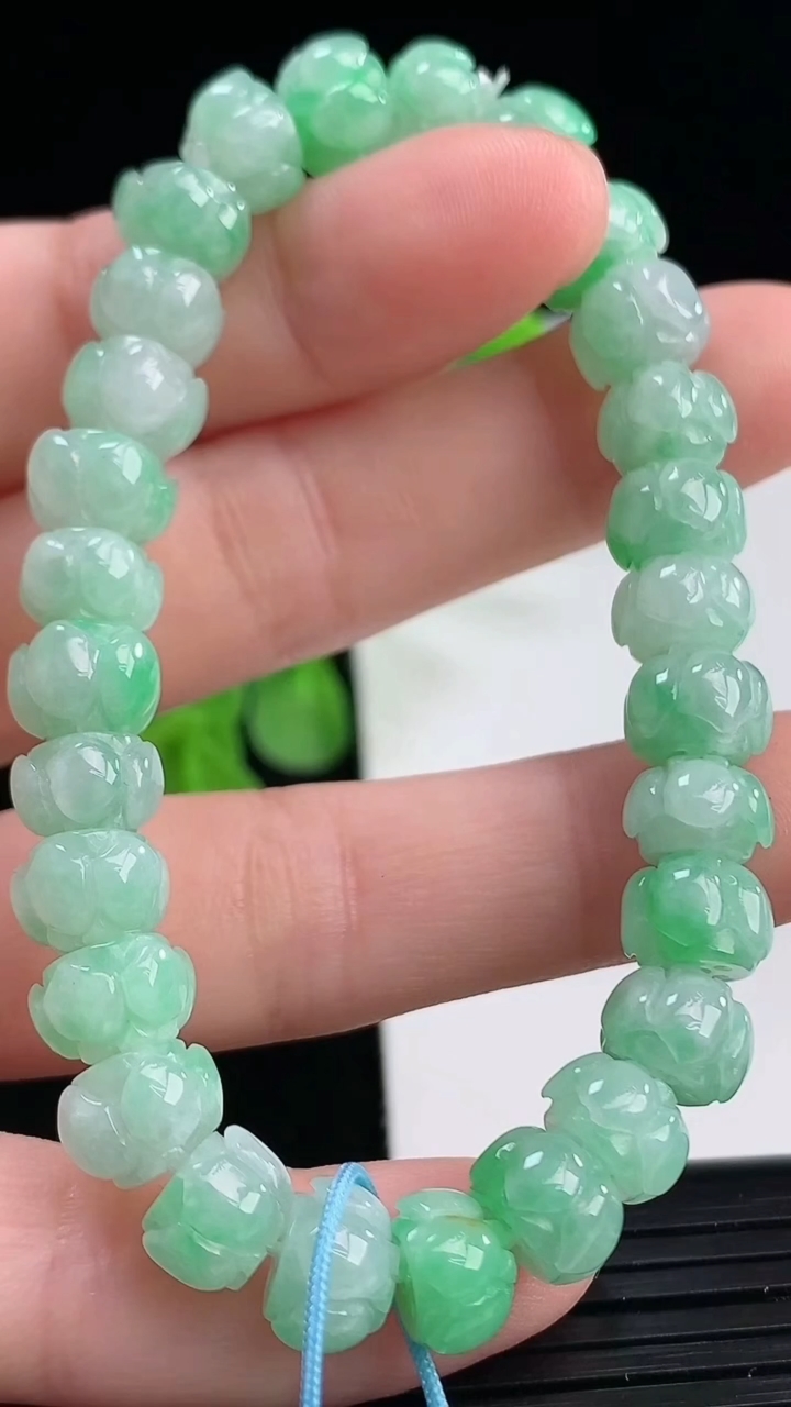 天然A货翡翠莲花手串尺寸8.3-5.8重量:20.69g4月11日
工厂直销收藏佳品,种好水足，色泽