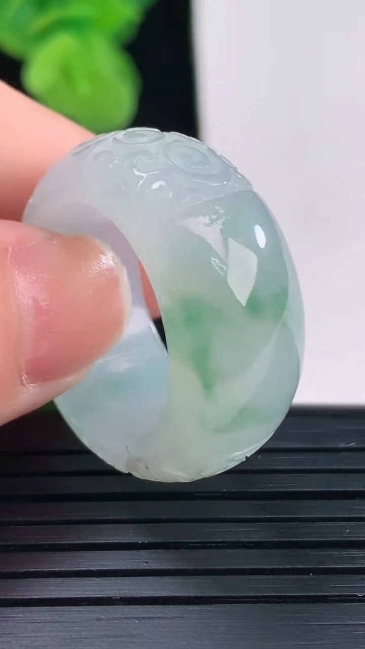 天然A货翡翠飘花雕花指环扳指尺寸19.4-11.6-4.7重量:11.73g2026年4月11日
工厂直销收藏佳品,种好水足，色泽均匀，有种有色，上手高大气！