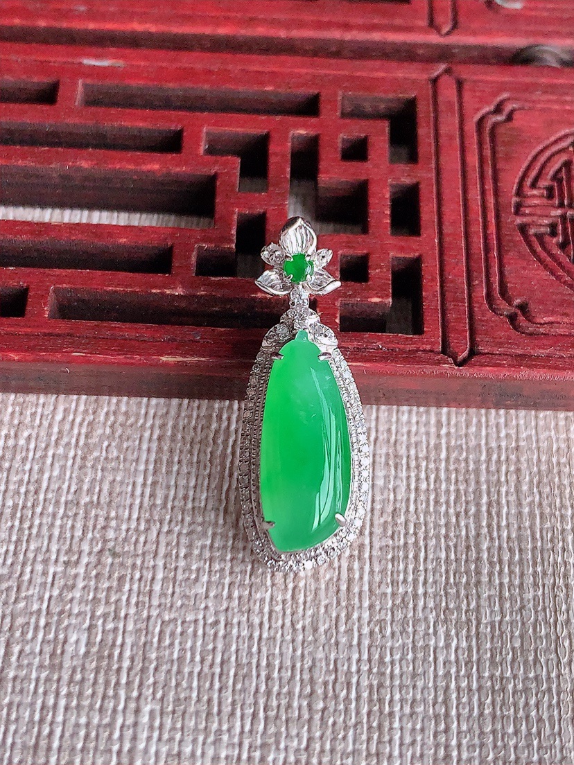 天然A货翡翠18K金伴钻镶嵌阳绿福瓜吊坠 
尺寸27.7-10-7.5裸石16.2-6.6mm 重量3.08g 0410