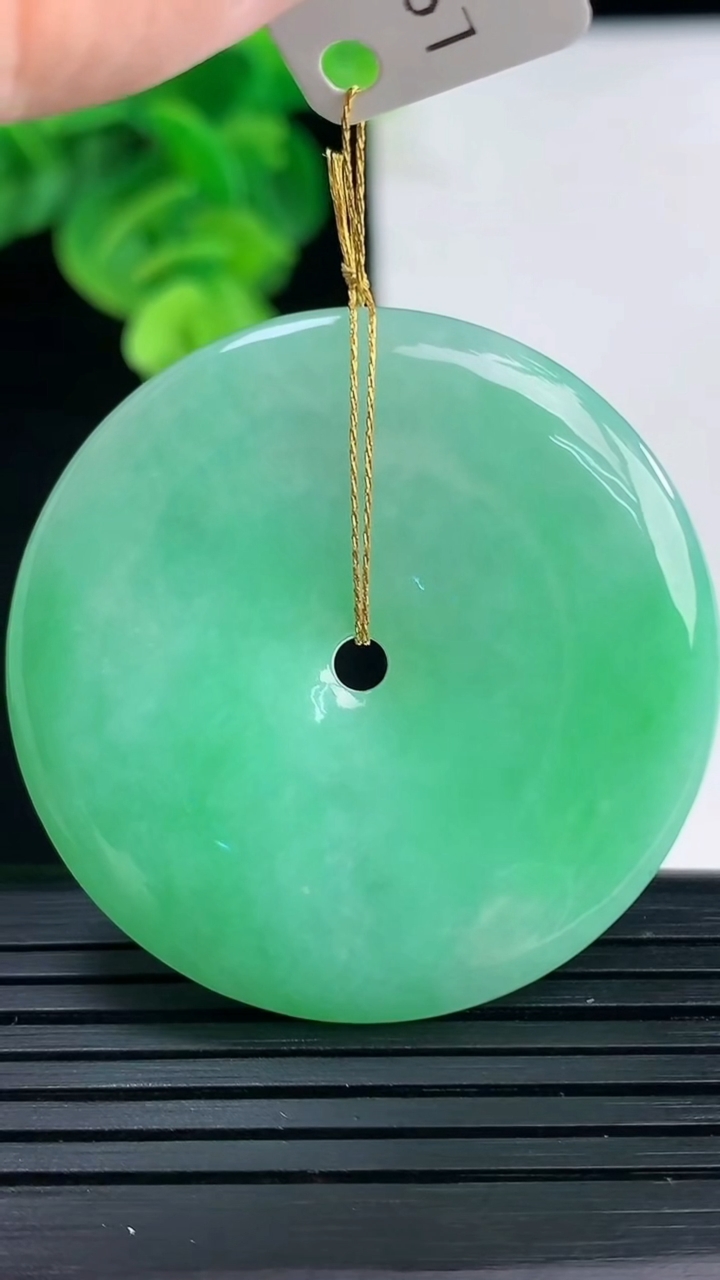 天然A货翡翠平安扣吊坠尺寸40.1-5.4重量:20.12g
4月11日