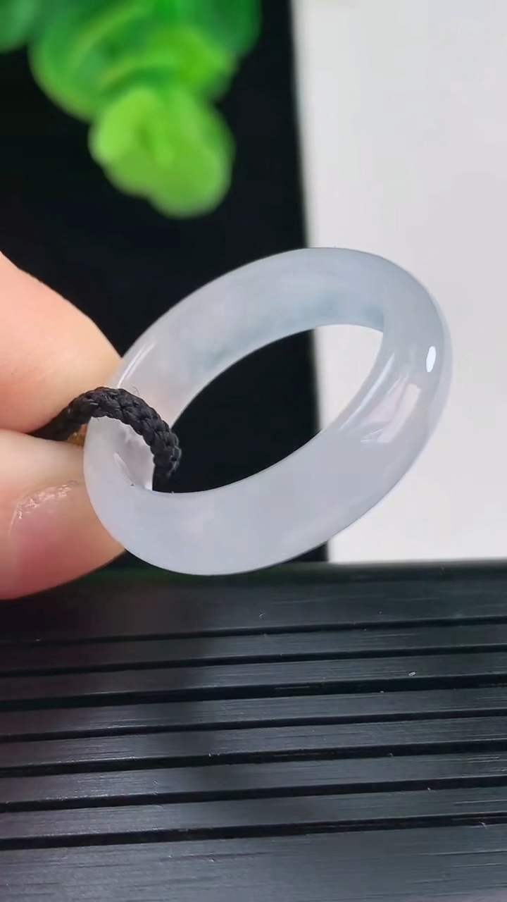 天然A货翡翠紫罗兰指环戒指尺寸19.5-5.9-3重量:3.62g2026年4月11日
工厂直销收藏佳品,种好水足，色泽均匀，有种有色，上手高大气！