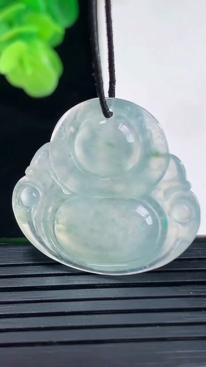 天然A货翡翠冰种飘花佛公吊坠尺寸28.4-30.9-4.8重量:7.05g
4月11日