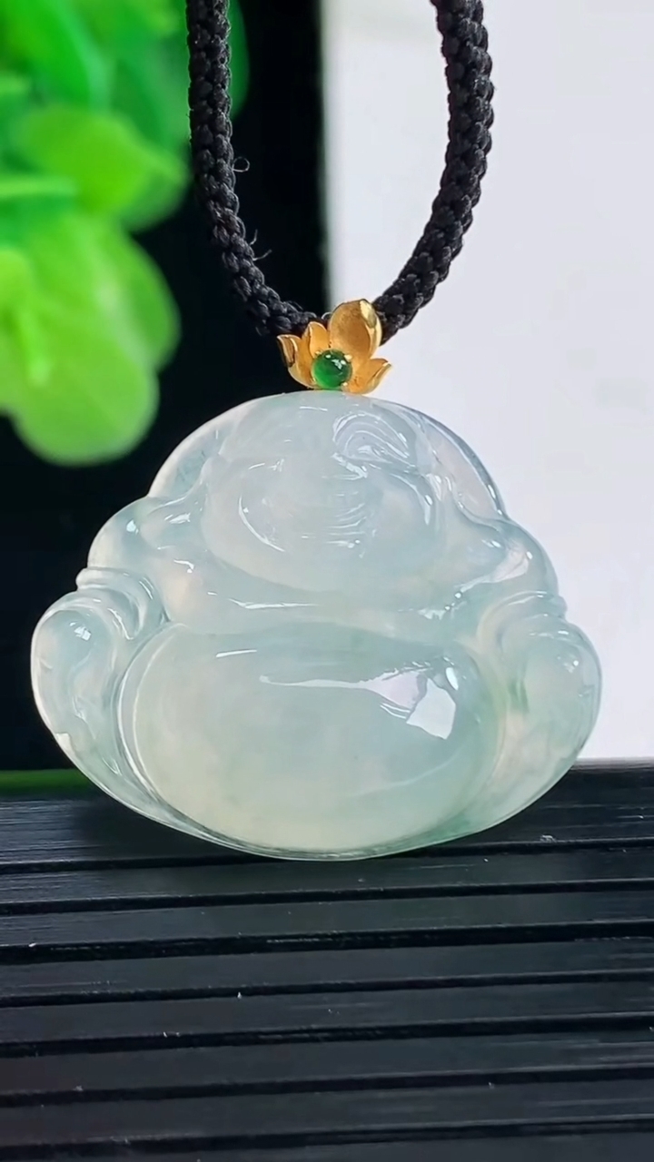 天然A货翡翠18K金飘花佛公吊坠尺寸26-26.5-6.3重量:5.54g
4月11日