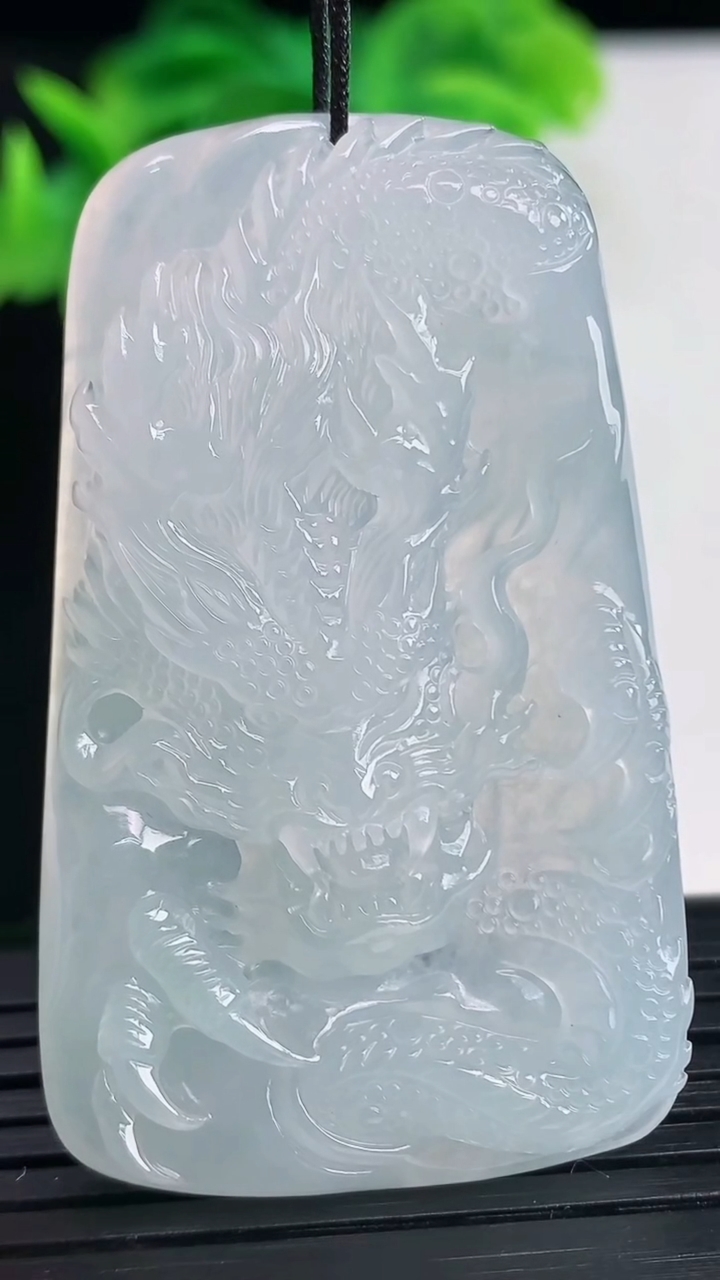 天然A货翡翠龙牌吊坠尺寸52.6-31.2-6.2重量:21.74g
4月11日