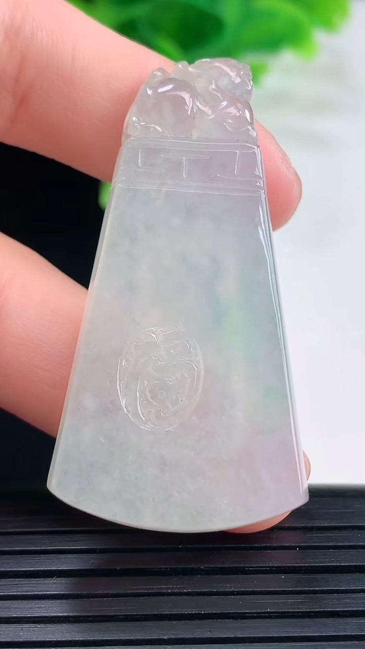 天然A货翡翠仿古无事牌吊坠尺寸46.6-24.6-5.9重量:15.36g
4月11日