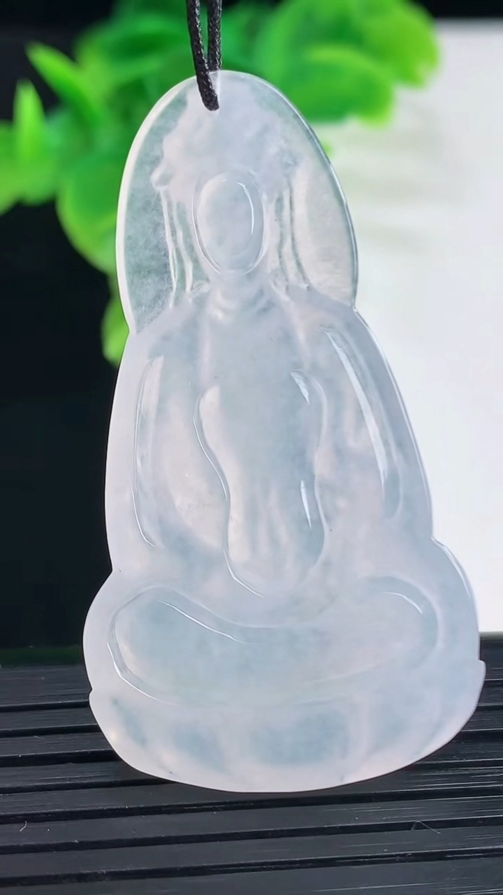 天然A货翡翠观音菩萨吊坠尺寸51.9-28.4-5.4重量:13.09g
4月11日