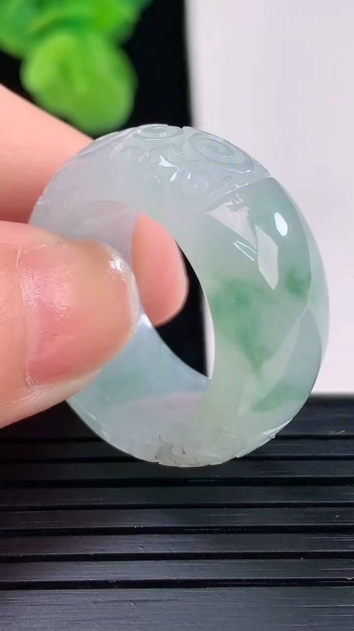 天然A货翡翠飘花雕花指环扳指尺寸19.4-11.6-4.7重量:11.73g2026年4月11日
工