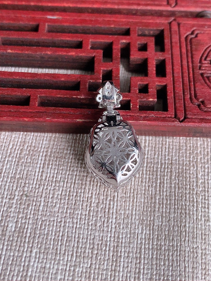 天然A货翡翠18K金伴钻镶嵌阳绿葫芦吊坠 
尺寸25.5-13-10.8裸石11.4-8.8mm 重