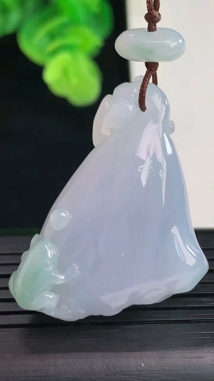 天然A货翡翠春带彩紫罗兰莲蓬吊坠尺寸40.1-30.5-12.3重量:21.05g
4月11日