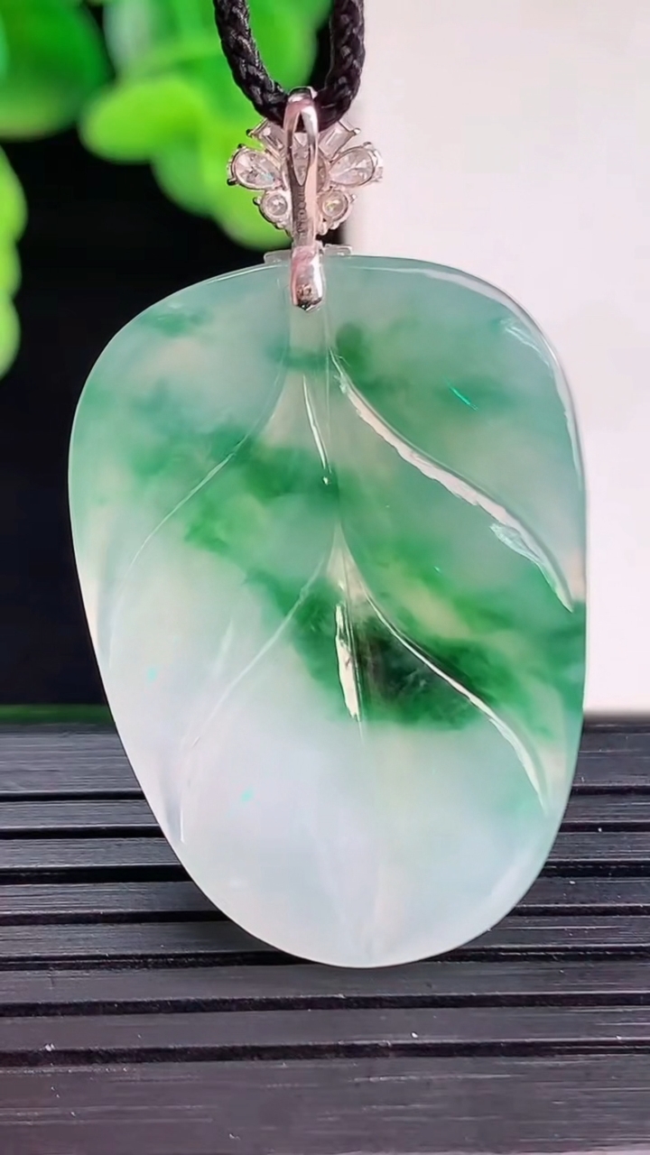 天然A货翡翠18K金飘花金枝玉叶 叶子吊坠尺寸39.9-23.1-6.1重量:8.93g
4月11日