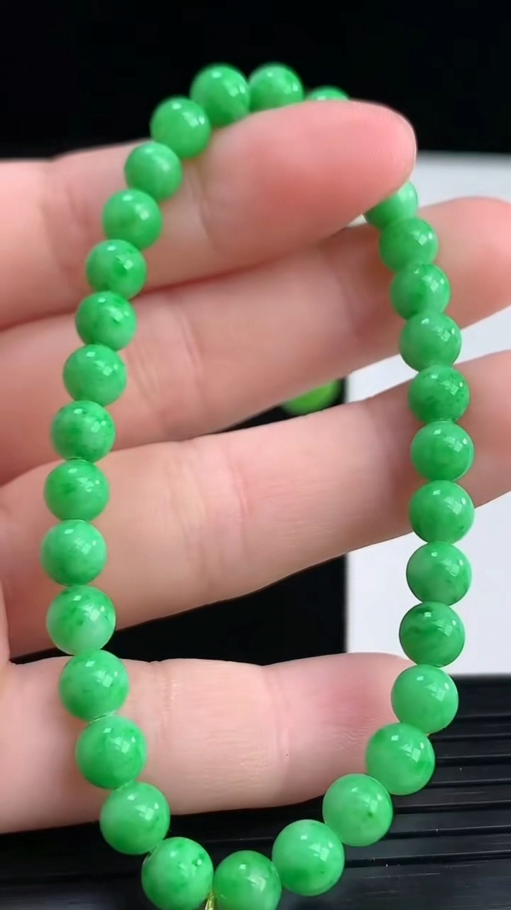 天然A货翡翠圆珠手串尺寸5.3-32颗重量:9.35g4月11日
工厂直销收藏佳品,种好水足，色泽均匀，有种有色，上手高大气！