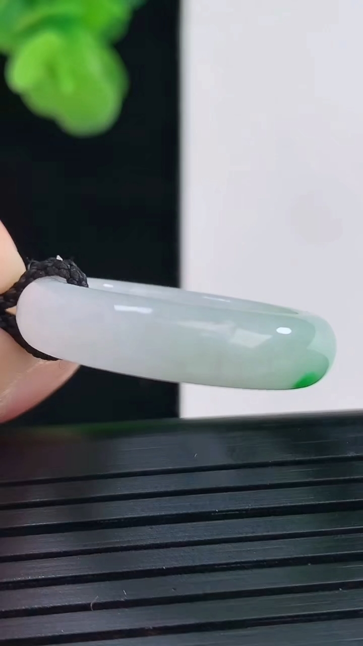 天然A货翡翠指环戒指尺寸20-5.6-3.3重量:4.30g2026年4月11日
工厂直销收藏佳品,种好水足，色泽均匀，有种有色，上手高大气！