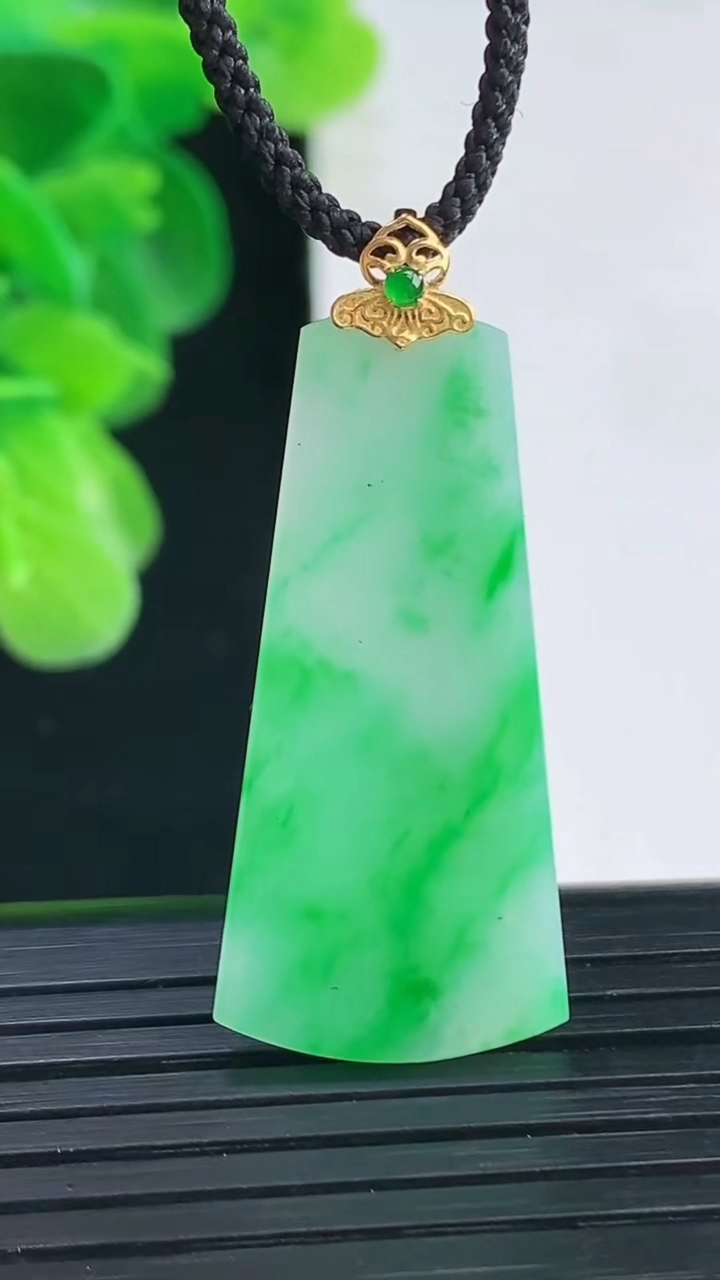 天然A货翡翠无事牌吊坠尺寸39-16.1-2重量:3.13g
4月11日