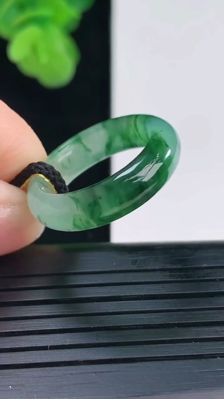 天然A货翡翠飘花指环戒指尺寸16.9-5.5-3.6重量:3.68g2026年4月11日
工厂直销收藏佳品,种好水足，色泽均匀，有种有色，上手高大气！