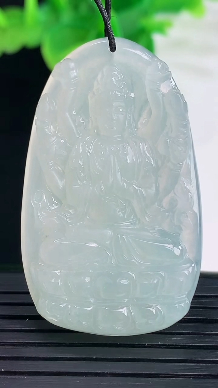 天然A货翡翠千手观音吊坠尺寸45.5-27.4-6重量:15.35g
4月11日