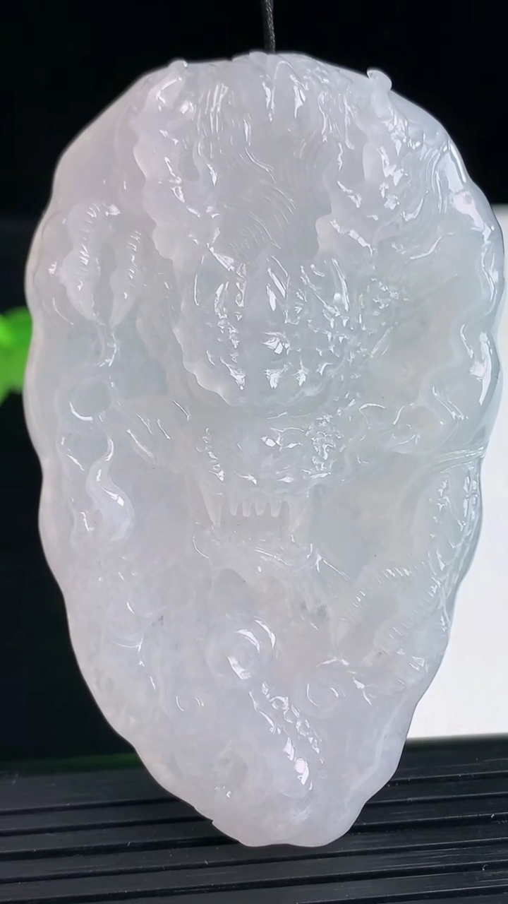 天然A货翡翠龙牌吊坠尺寸70.1-43.4-10.9重量:50.11g
4月11日