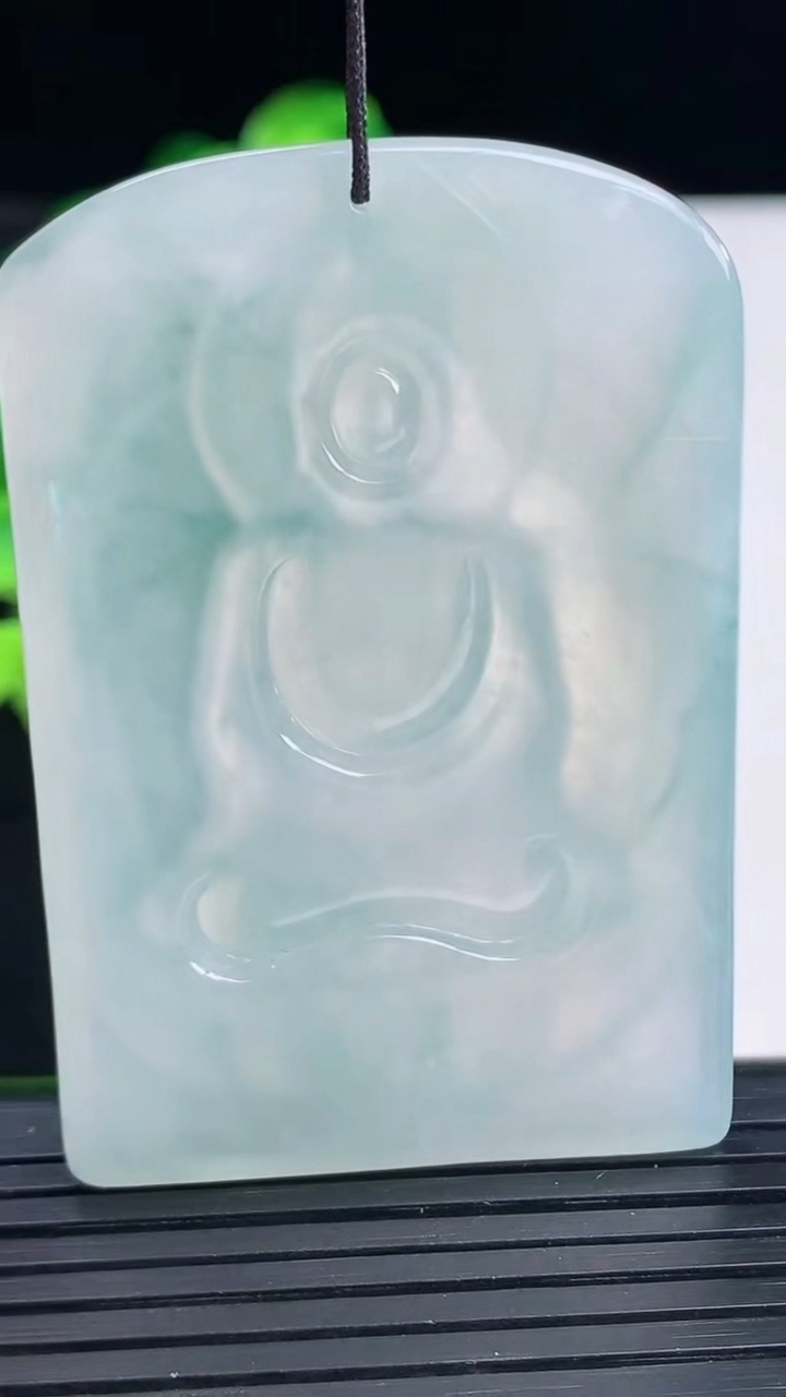 天然A货翡翠冰种飘花大日如来吊坠尺寸55-37.5-6重量:31.81g
4月11日