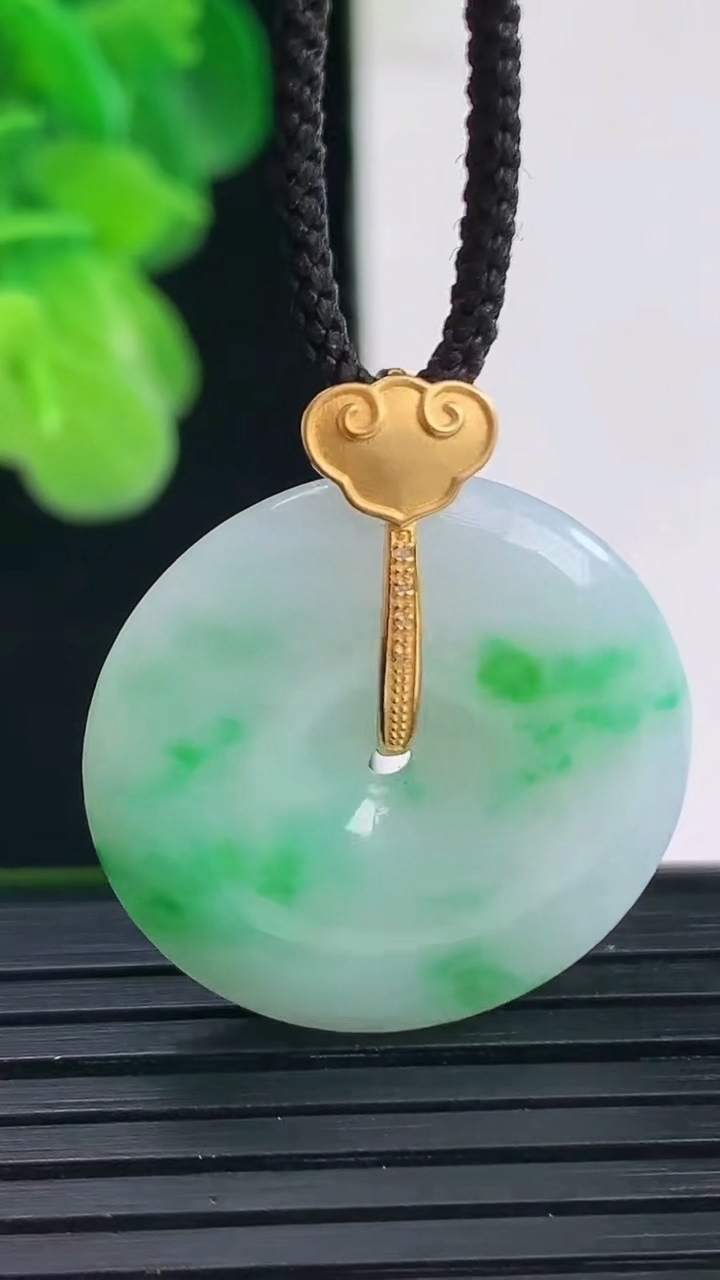 天然A货翡翠平安扣吊坠尺寸24.4-5重量:6.79g
4月11日