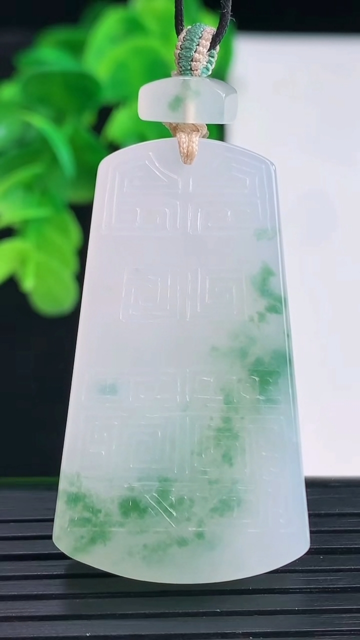 天然A货翡翠飘花仿古无事牌吊坠尺寸45.6-25.9-5.9重量:20.00g
4月11日