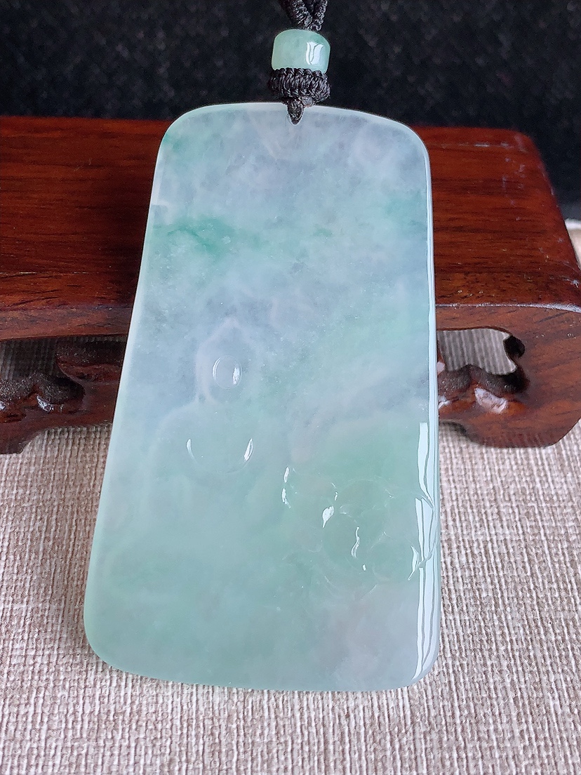 天然A货翡翠飘花大日如来吊坠 
尺寸65.8-38-5.3mm 重量36.46g 0410