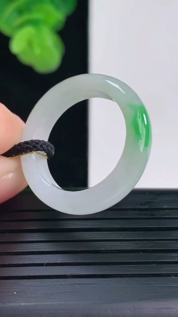 天然A货翡翠指环戒指尺寸19.4-5.1-3.5重量:4.19g2026年4月11日
工厂直销收藏佳