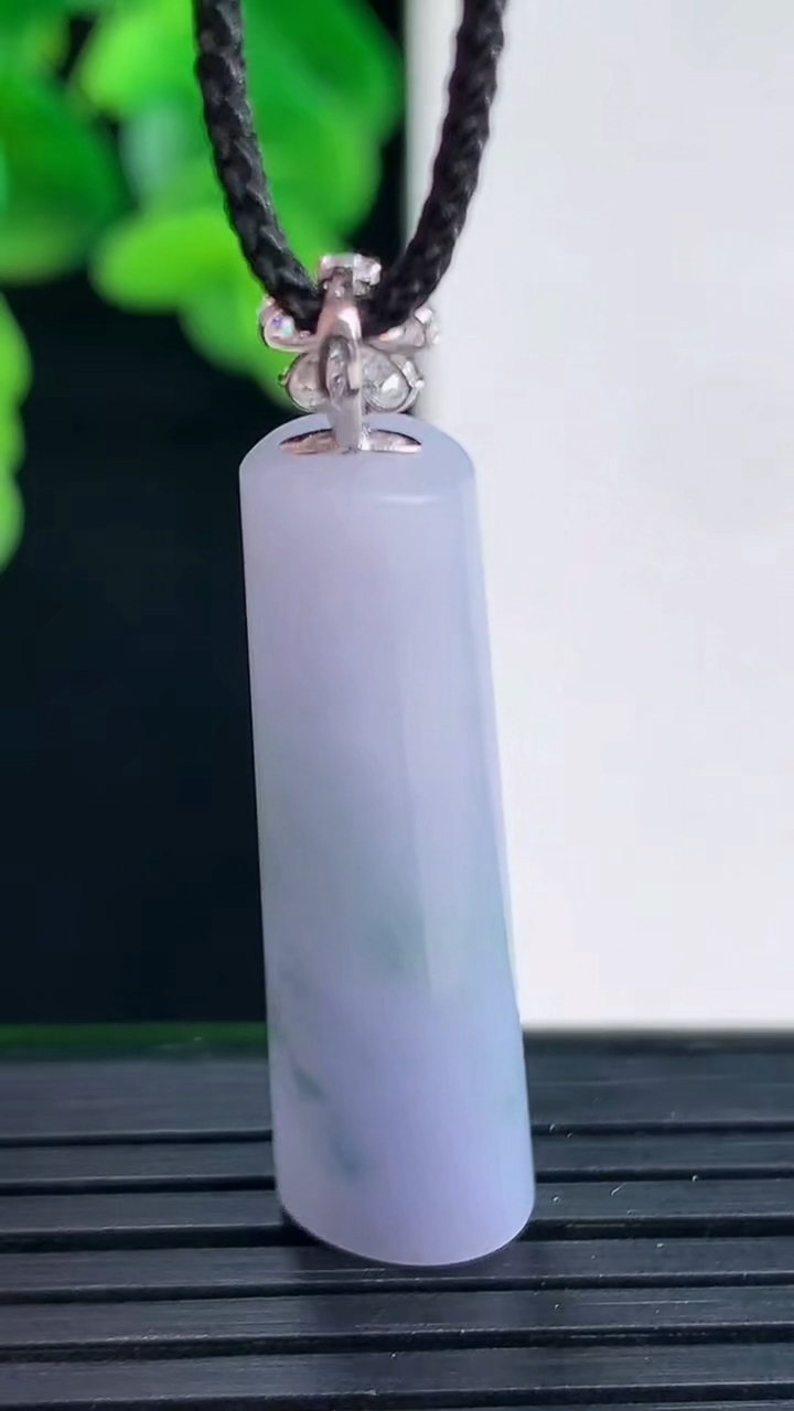 天然A货翡翠18K金紫罗兰飘花无事牌吊坠尺寸41.7-9.7-5.8重量:5.17g
4月11日