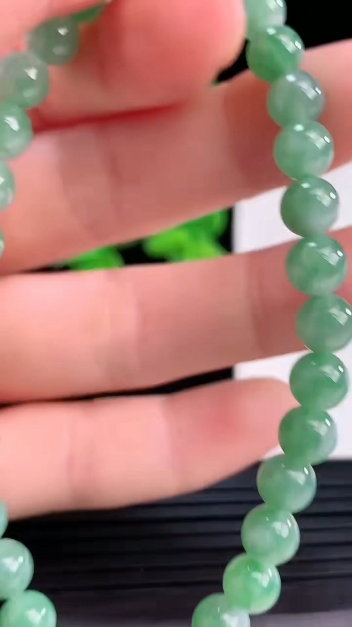 天然A货翡翠圆珠手串尺寸5.8-32颗重量:13.61g4月11日
工厂直销收藏佳品,种好水足，色泽均匀，有种有色，上手高大气！