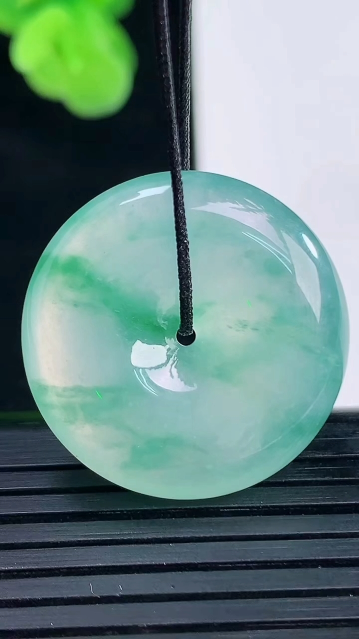 天然A货翡翠种飘花平安扣吊坠尺寸25.6-6.4重量:8.98g
4月11日