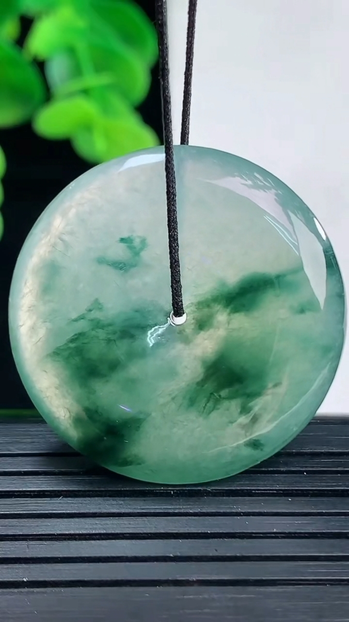 天然A货翡翠冰种飘花平安扣吊坠尺寸32.8-5.5重量:13.19g
4月11日