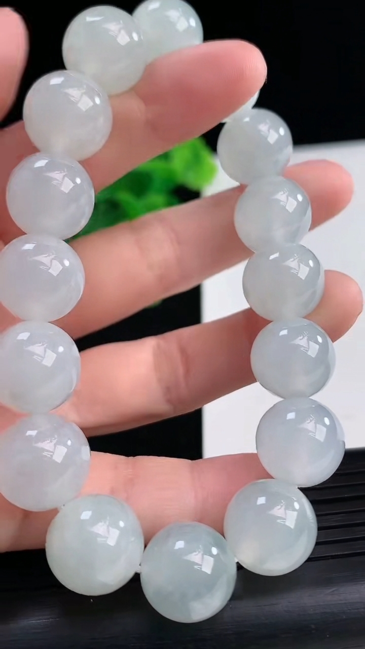 天然A货翡翠圆珠手串尺寸13-16颗重量:62.49g4月11日
工厂直销收藏佳品,种好水足，色泽均匀，有种有色，上手高大气！